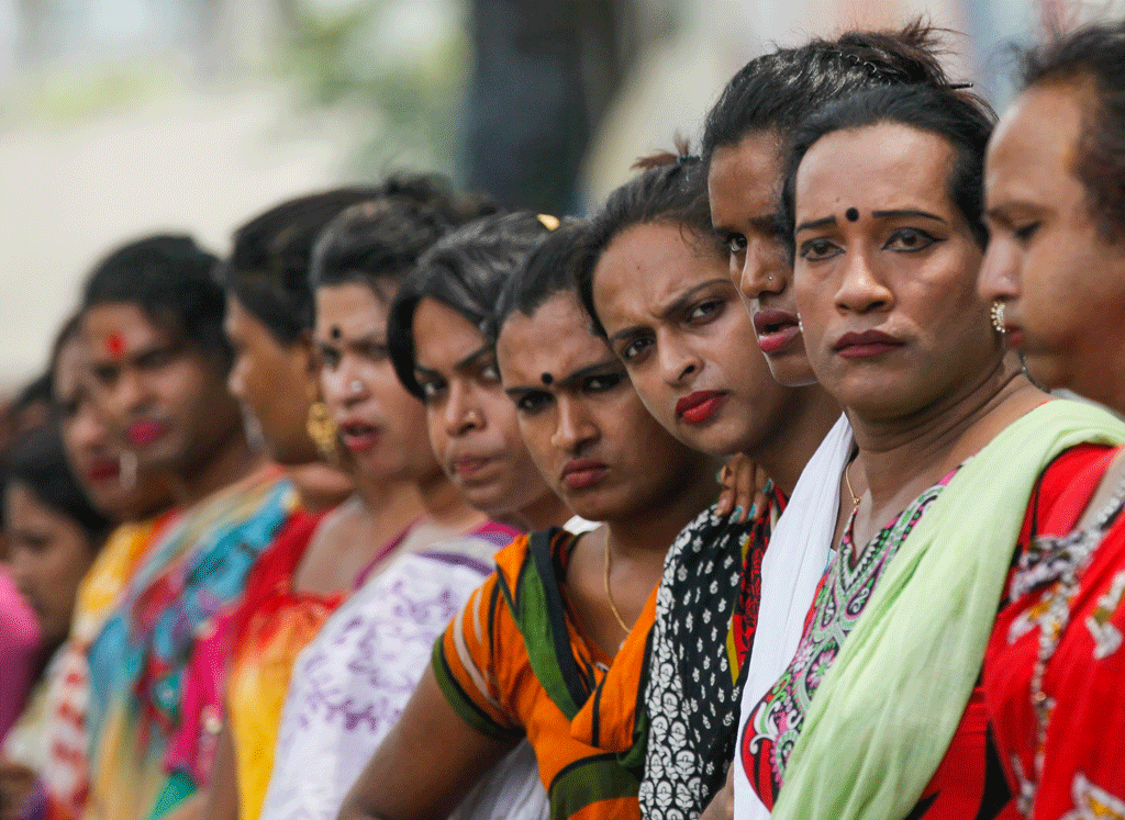  На улицах в Индии часто можно встретить мужчин с ярким макияжем и одетых в женскую одежду. Их часто называют людьми третьего пола. К касте хиджр относят гермафродитов, транссексуалов.