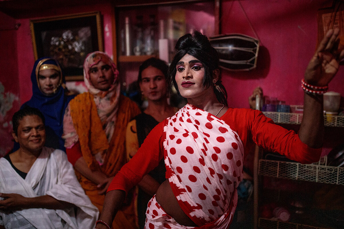  На улицах в Индии часто можно встретить мужчин с ярким макияжем и одетых в женскую одежду. Их часто называют людьми третьего пола. К касте хиджр относят гермафродитов, транссексуалов.-2