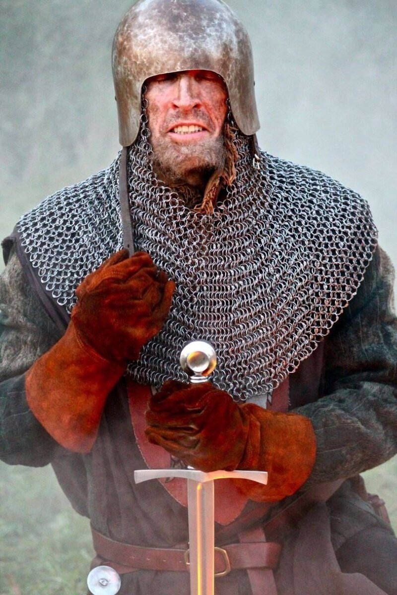 Так Энтони де Люси изобразили в серии The Knight of Saint Bees (2015) документального сериала Medieval Dead.
