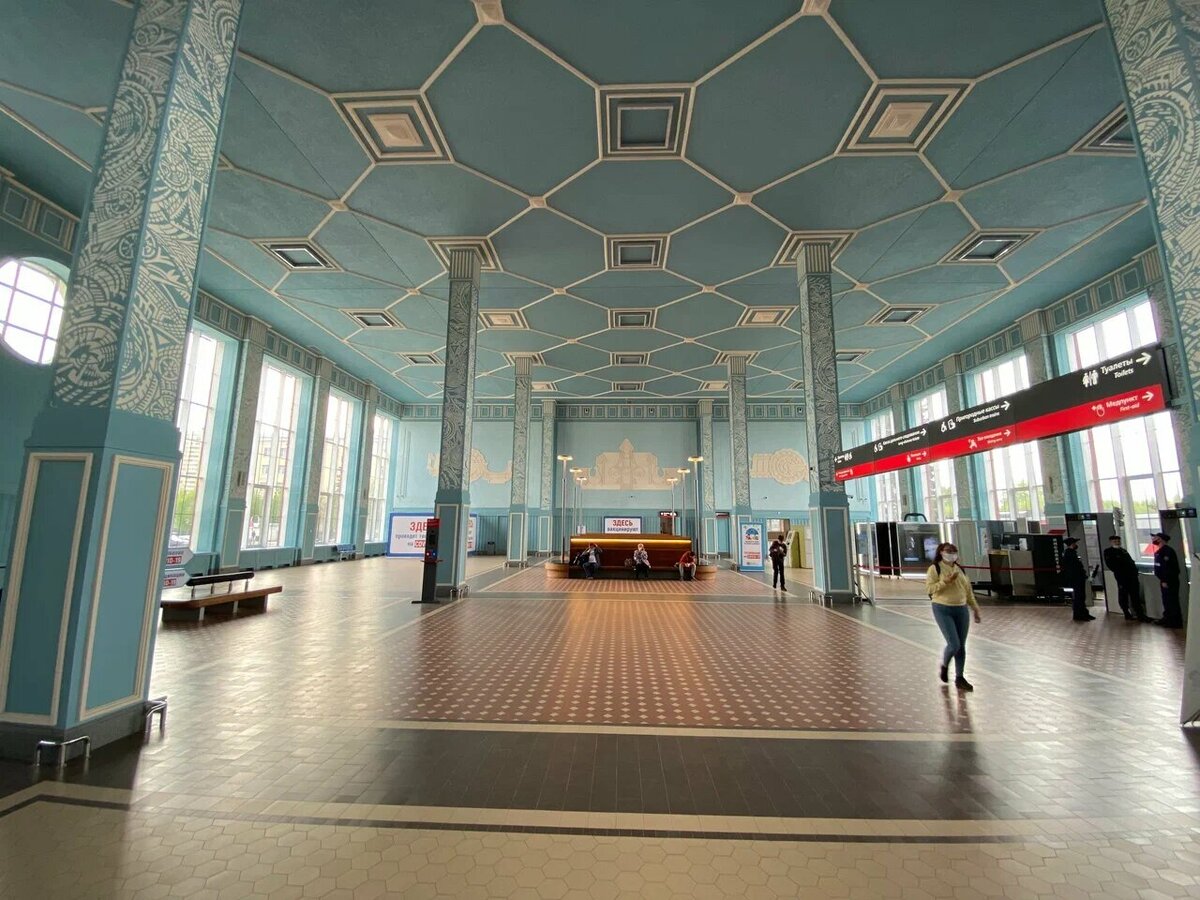 В 1933 году в Иванове открыли новый ж/д вокзал, который выполнен в стиле конструктивизма. Несколько лет назад вокзал отреставрировали, максимально сохранив первоначальный облик. Источник фото: Яндекс Карты (автор: Глеб Слепцов)