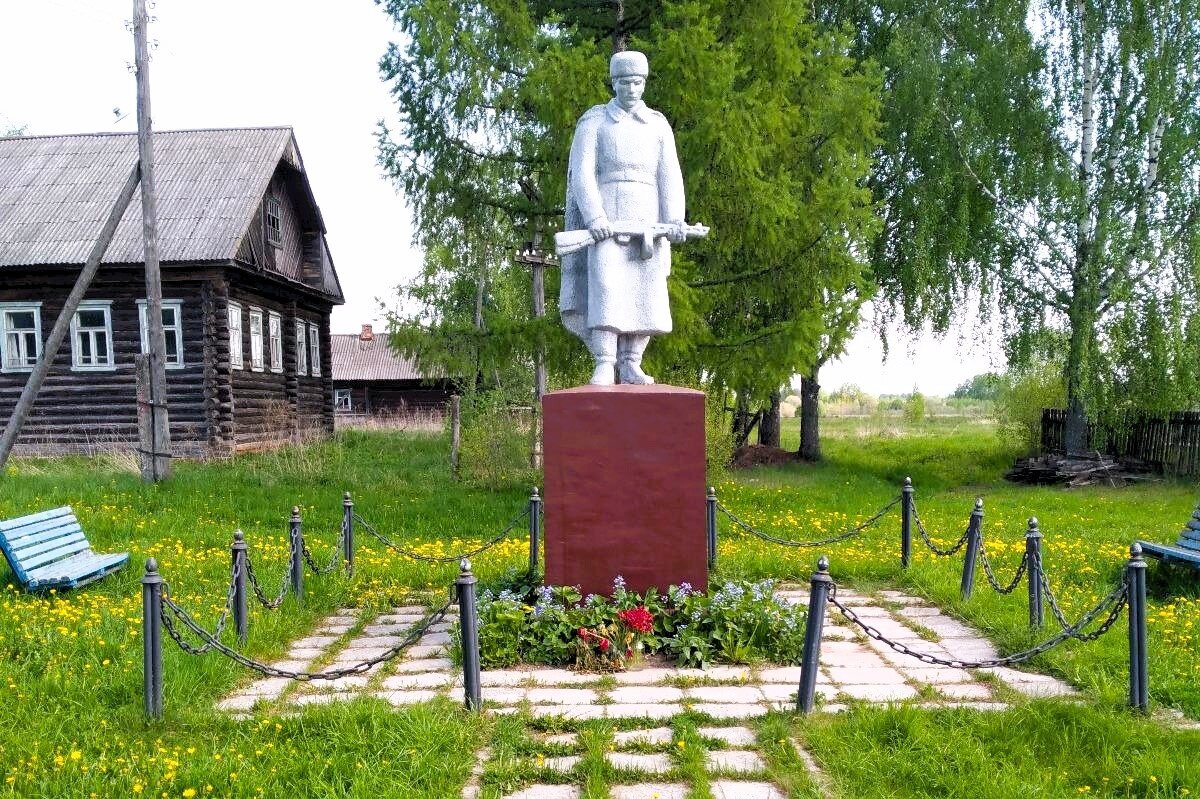    В кинешемской Ласкарихе ко Дню Победы обновят таблички на воинском обелиске