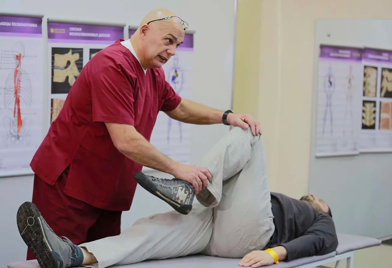 Почему при грыже позвоночника надо смотреть на ноги? Бубновский на примере 1 упражнения объяснил, как можно понять свою силу и здоровье