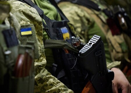    Уклонистов — в штрафбат, Раду — под дула автоматов. На Украине военные начали запугивать депутатов