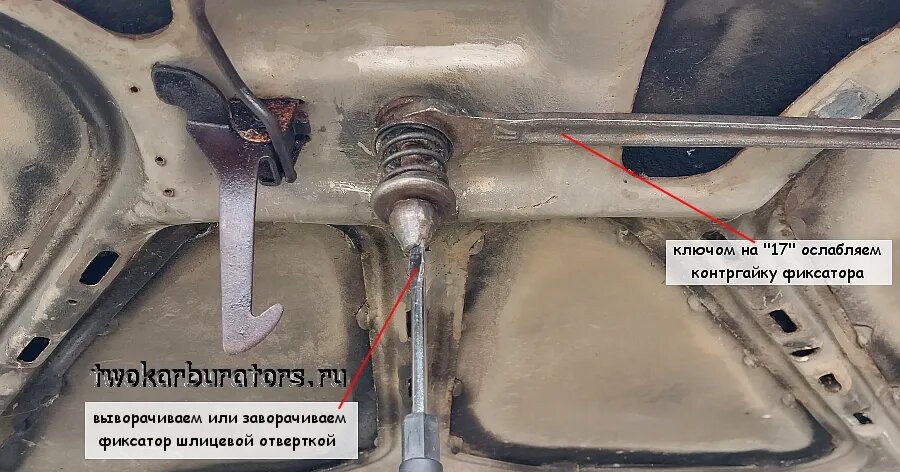 Демонтируем фиксатор капота