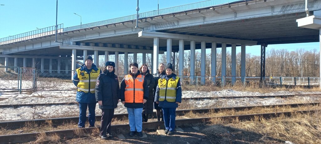 Несмотря ни на что, люди продолжают ходить через ж/д пути под Крупским мостом в Твери