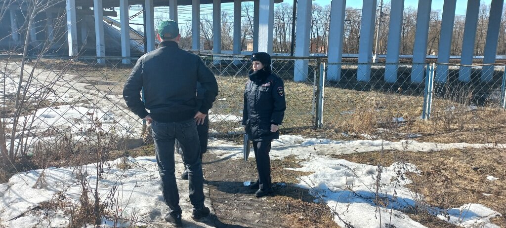 Несмотря ни на что, люди продолжают ходить через ж/д пути под Крупским мостом в Твери