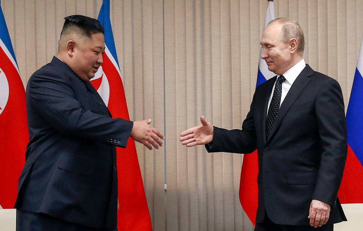 Согласно данным Royal United Services Institute (RUSI) Великобритании, начиная с 7 марта, по меньшей мере пять танкеров, расположенных неподалеку от порта Восточный во Владивостоке, направляются для загрузки нефтепродуктов. Это первая поставка нефти через море непосредственно из России в КНДР. В 2017 году Москва в ответ на ядерные испытания Пхеньяна отвергла обвинения в их поддержке со стороны Безопасносного совета ООН. 
Эти поставки нефти полностью обходят санкционный режим, который сейчас действует, и проявляют полный масштаб нарушений, — отметил бывший координатор группы ООН, отслеживающей санкции против КНДР, Хью Гриффитс.

Исследователь RUSI Джозеф Бирн подтверждает, что некоторые суда в порту "Восточный" фигурируют в списке санкций ООН. По его словам, это указывает на то, что они продолжают поставки нефти, несмотря на необходимость не входить в общий доступ к иностранным портам.

