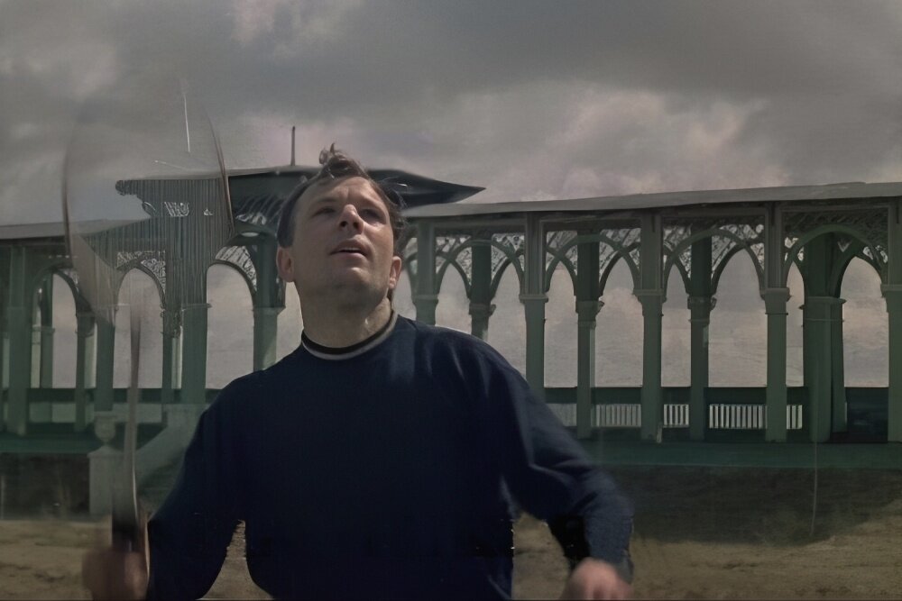    Первый космонавт Юрий Гагарин играет в бадминтон на открытой площадке / Фото: Из архива пресс-службы НФБР