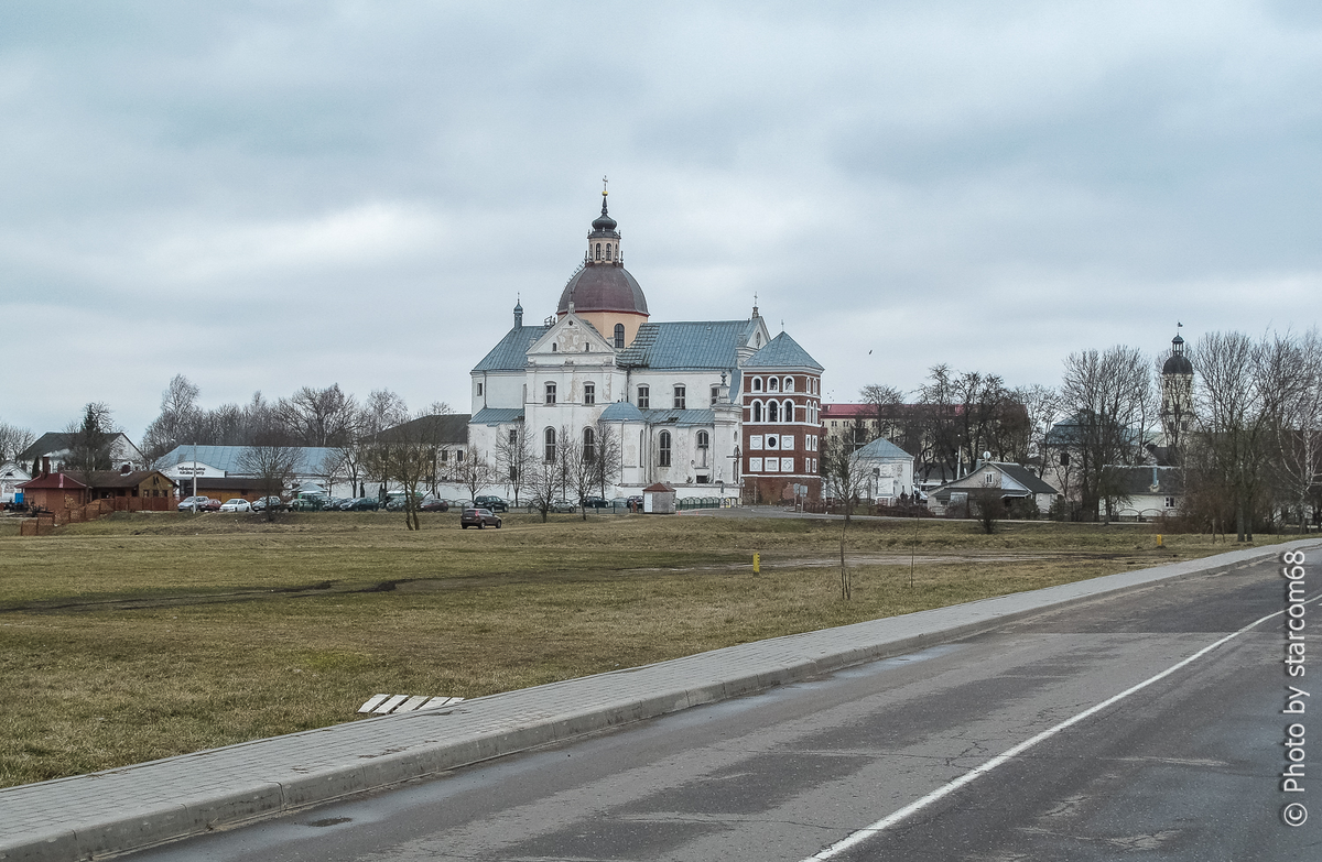 Фарный костел и Замковая башня, ворота в городской стене справа не сохранились. Слева виднеется здание информационно-кассового центра. Парадные ворота парка скрыты за кафе "У Каханки". Было пасмурно и картинка выдалась серо-сизой, как в сумерки.