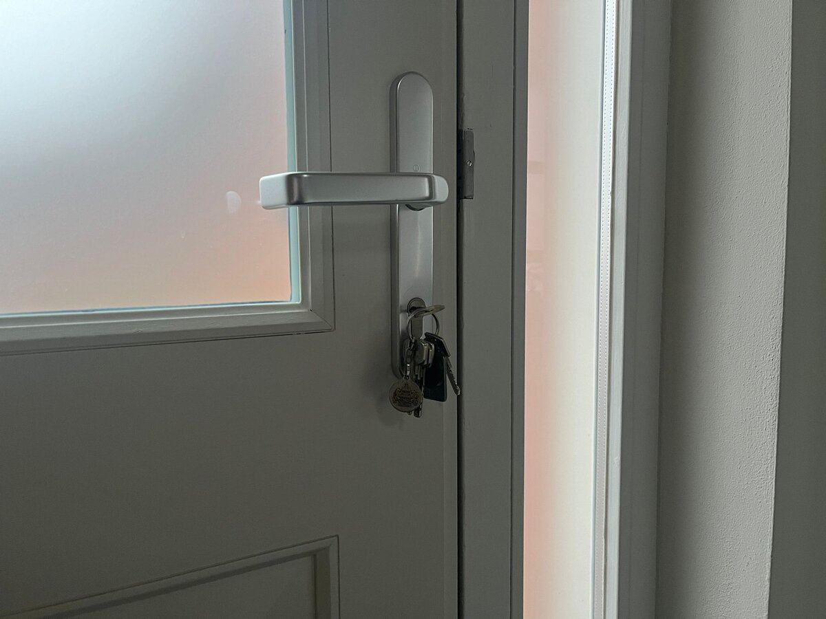 Ключи внутри, а брат уже на улице... Фото: брата