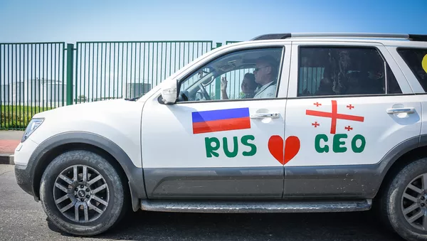 Автомобили с флагами России и Грузии © photo: Sputnik / Denis Aslanov