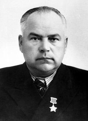 Сергей Иванович Сикорский родился 29 августа (11 сентября) 1907 года в городе Бобруйске ныне Могилевской области Беларуси в семье рабочего. В ноябре 1942 года Сикорский был заброшен в немецкий тыл и назначен уполномоченным ЦК КП(б)Б по Брестской области. С апреля 1943 года назначен командиром Брестского партизанского соединения и одновременно секретарем Брестского подпольного обкома КП(б)Б.