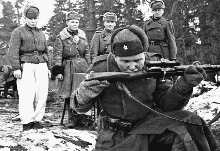 Советский боец со снайперской винтовкой Мосина