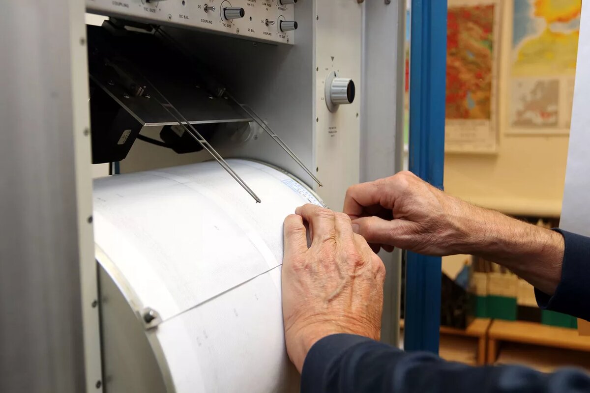 CC BY-SA 4.0 / Petr Brož (Czech Academy of Science) / Seismogram (cropped and resized)