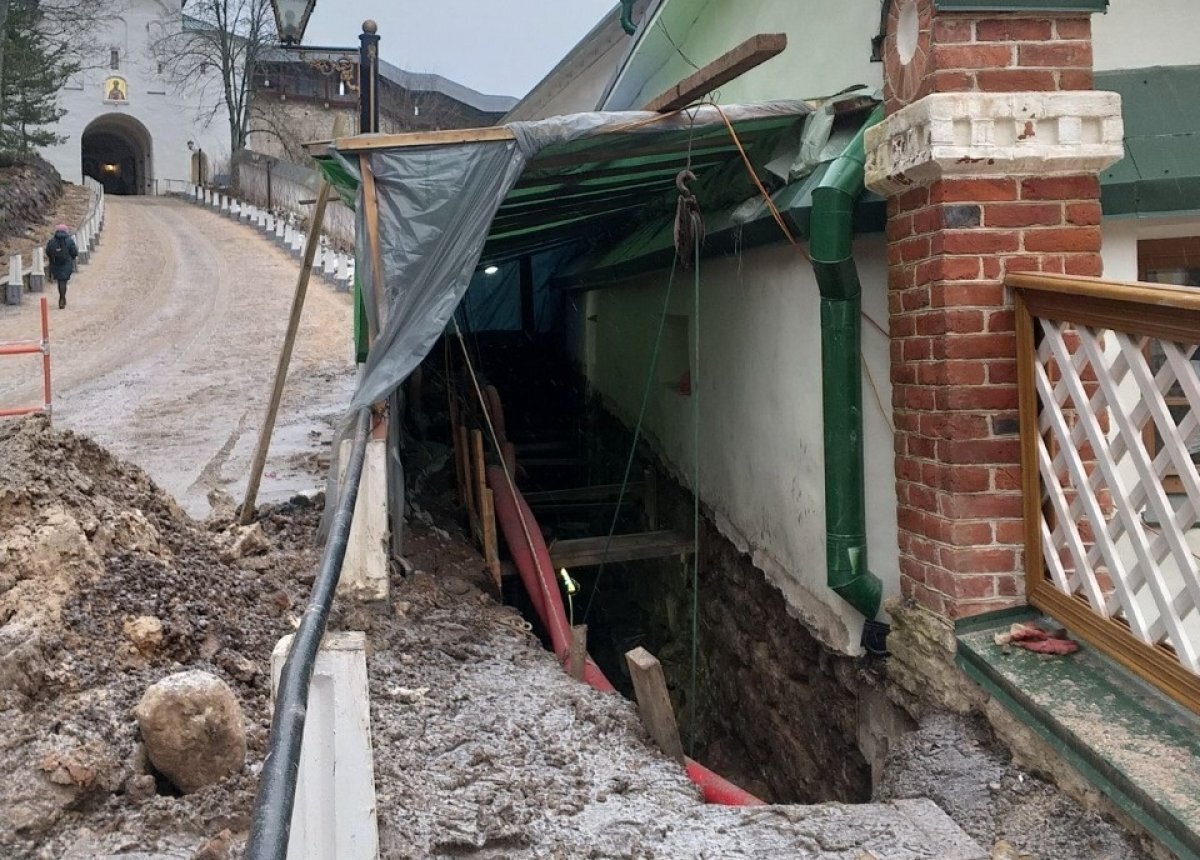    В Лазаревской церкви в Печорах продолжается прокладка коммуникаций