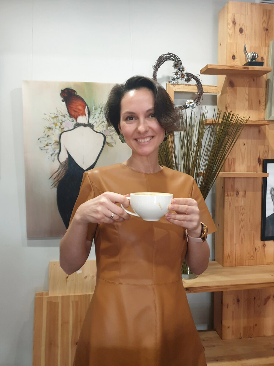 Привет, меня зовут Екатерина. Добро пожаловать на мой канал. Здесь вы найдете интересные статьи на тему моды, стиля и трендов, которые можно носить каждый день. Также немного пишу о бьюти, чтобы дольше оставаться молодой и красивой. Подписывайтесь, вам понравится. На мне платье от Lime из искусственной кожи, покупала еще в прошлом году, ношу с удовольствием.