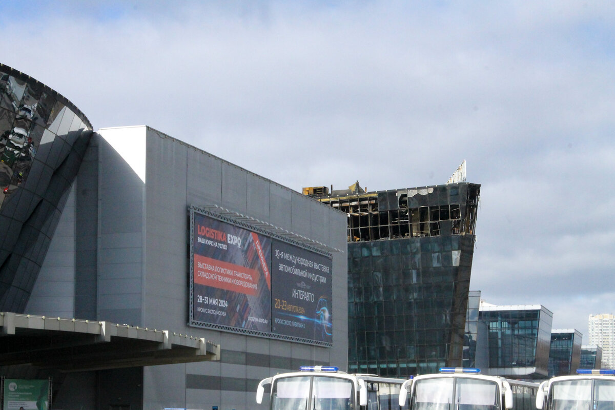 Эмин Агаларов поблагодарил всех сотрудников учреждения за помощь в эвакуации раненых и пострадавших в результате теракта.  Фото: Герман Парло