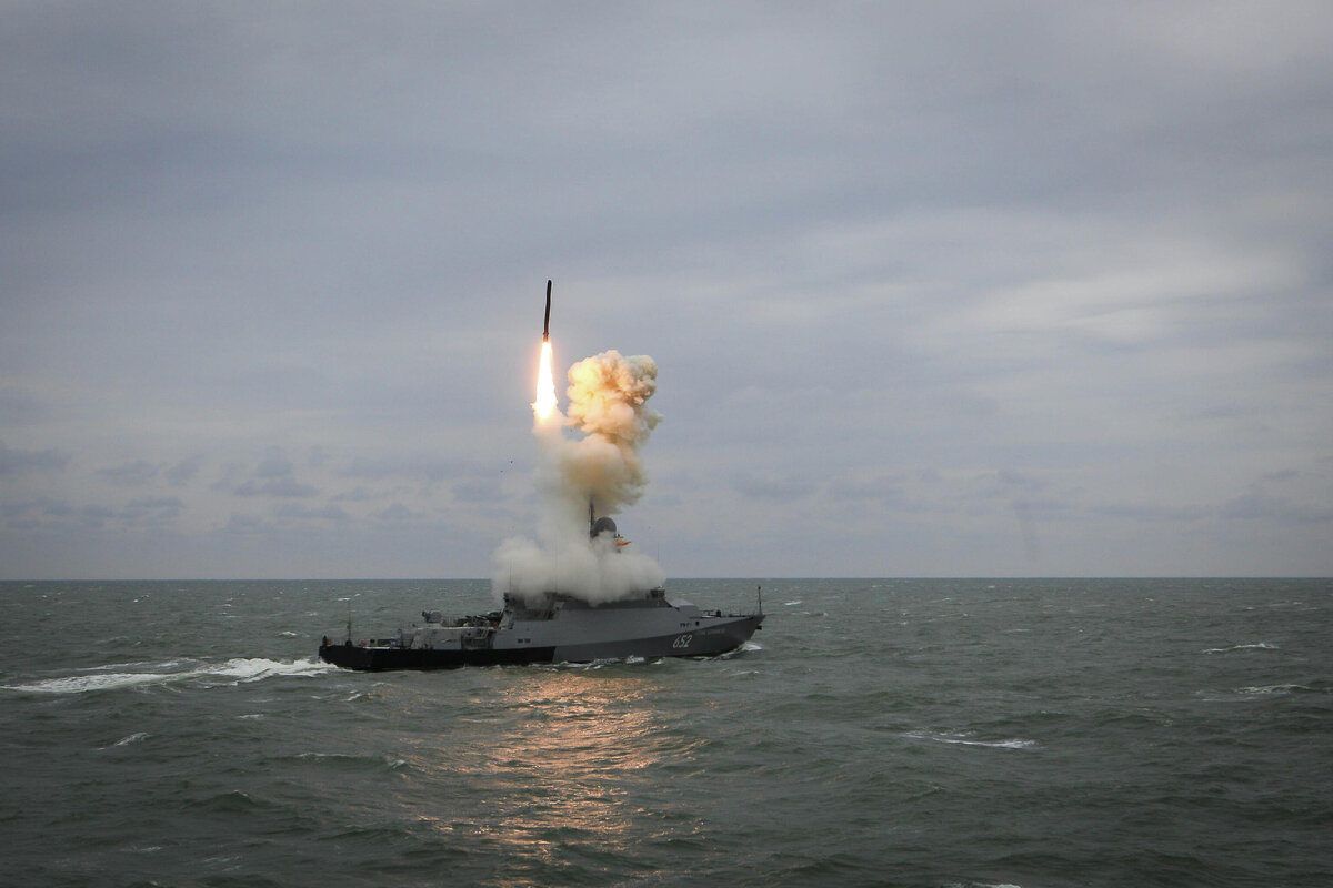 Так выглядит пуск крылатой ракеты "Калибр" с корабля ВМФ России / © Sputnik, Денис Абрамов 