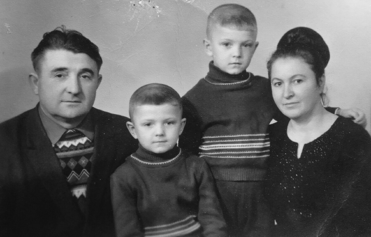 Этим советским людям немного за 30, двое детей и такие взрослые, серьезные лица - явно выглядят старше своих лет.