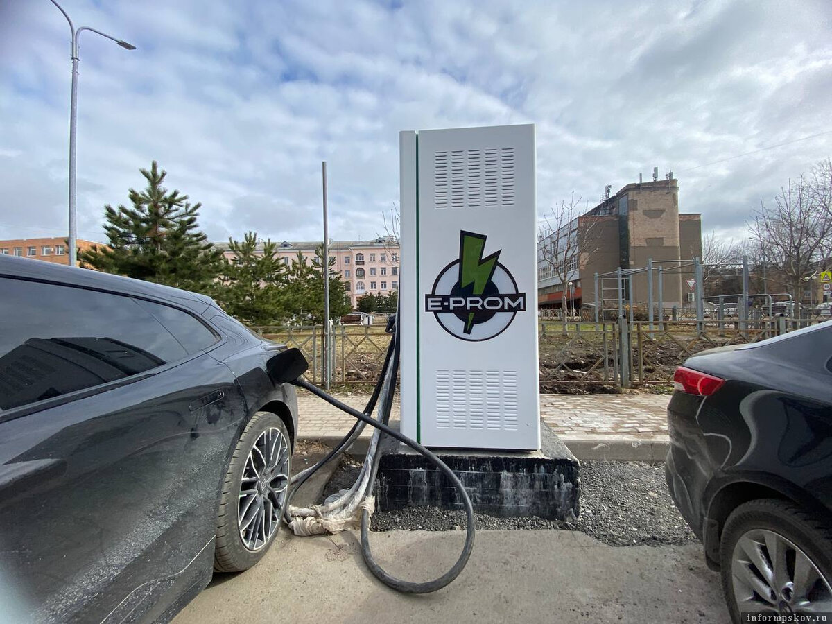 Зарядная станция на улице Калинина в Пскове. Фото: ПАИ