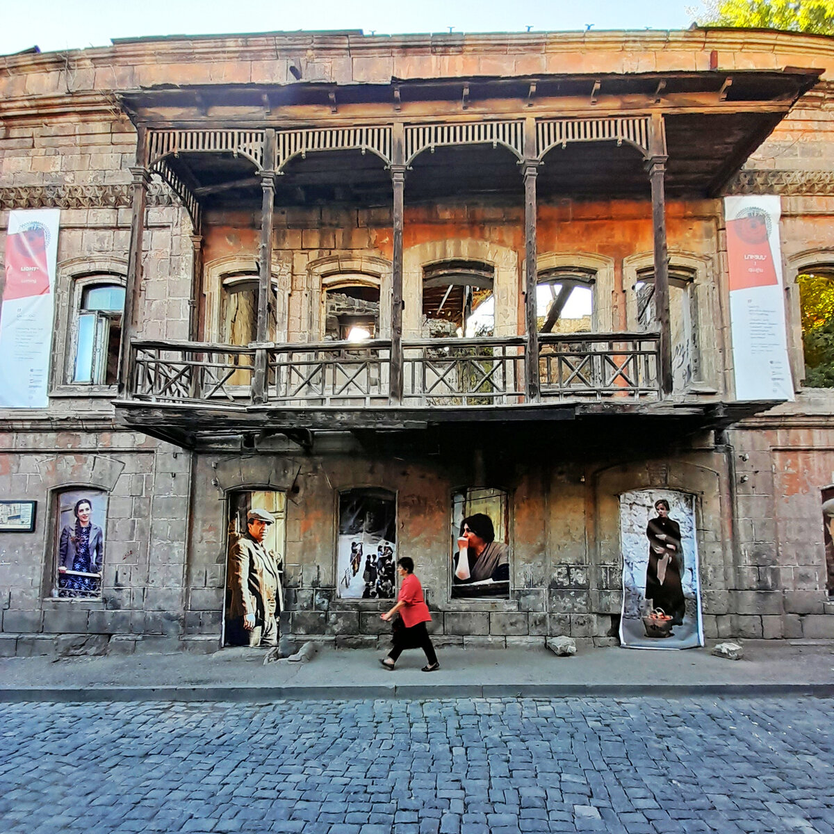 В Гюмри много колоритных особняков с балконами, но этот особенный.