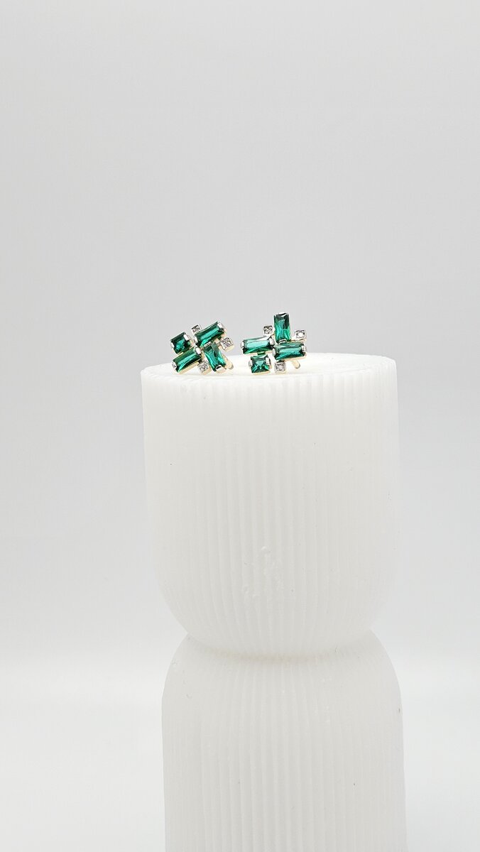 Серьги с уникальным рукотворным изумрудом