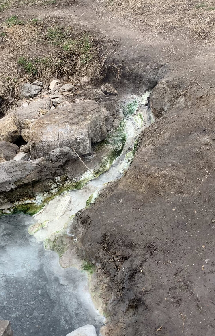 Горячая вода (очень горячая) вытекает прямо из горы. Она чистая и пахучая 😁 Фото автора