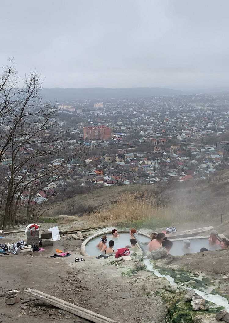 Народу в ваннах всегда много, дотекая до ванн вода становится уже градусов 40 или даже 36, в них уже сидеть комфортно, а там где вытекает, около 50 градусов, я даже ноги не смогла полностью окунуть, так, пятки намочила 😁 Фото автора
