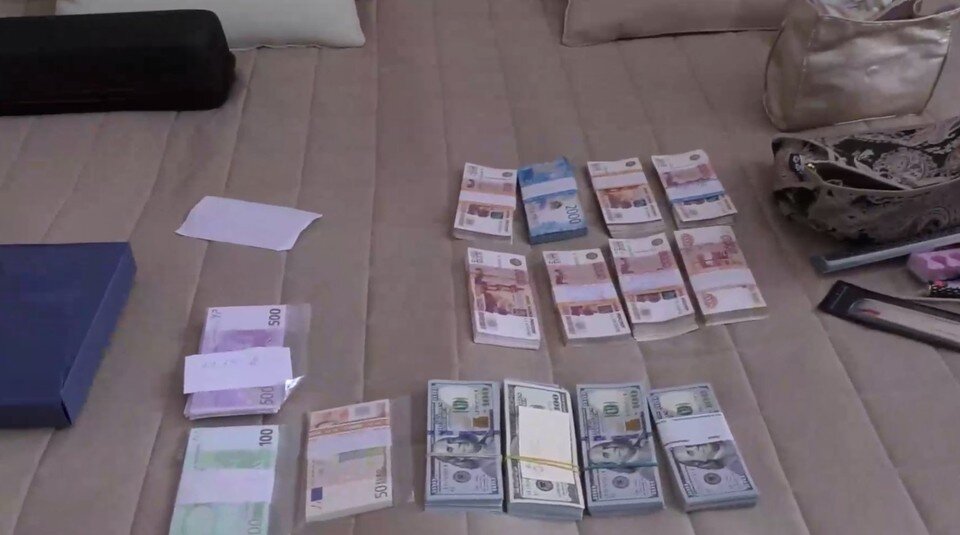    15 пачек денег в сейфе, половина – рубли, половина – валюта. Фото: ЦОС ФСБ России