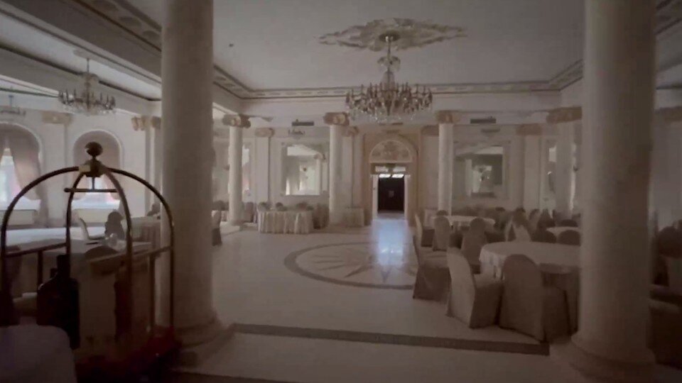    А внутри целый банкетный зал – ну любит хозяин принимать гостей – со сценой и круглыми столами. Фото: ЦОС ФСБ России