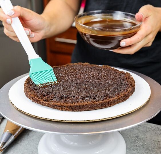 Чем пропитать домашний бисквит для сочности — лучшие и простые в приготовлении пропитки для любых бисквитов