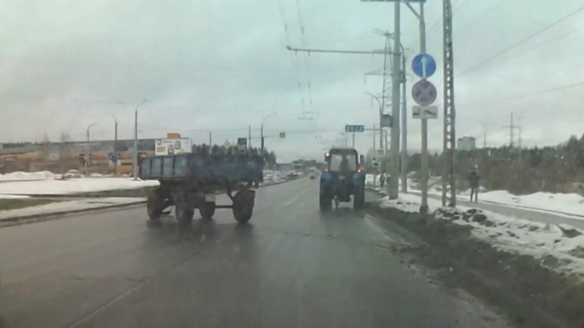     Дорожный инцидент запечатлел видеорегистратор одного из очевидцев.