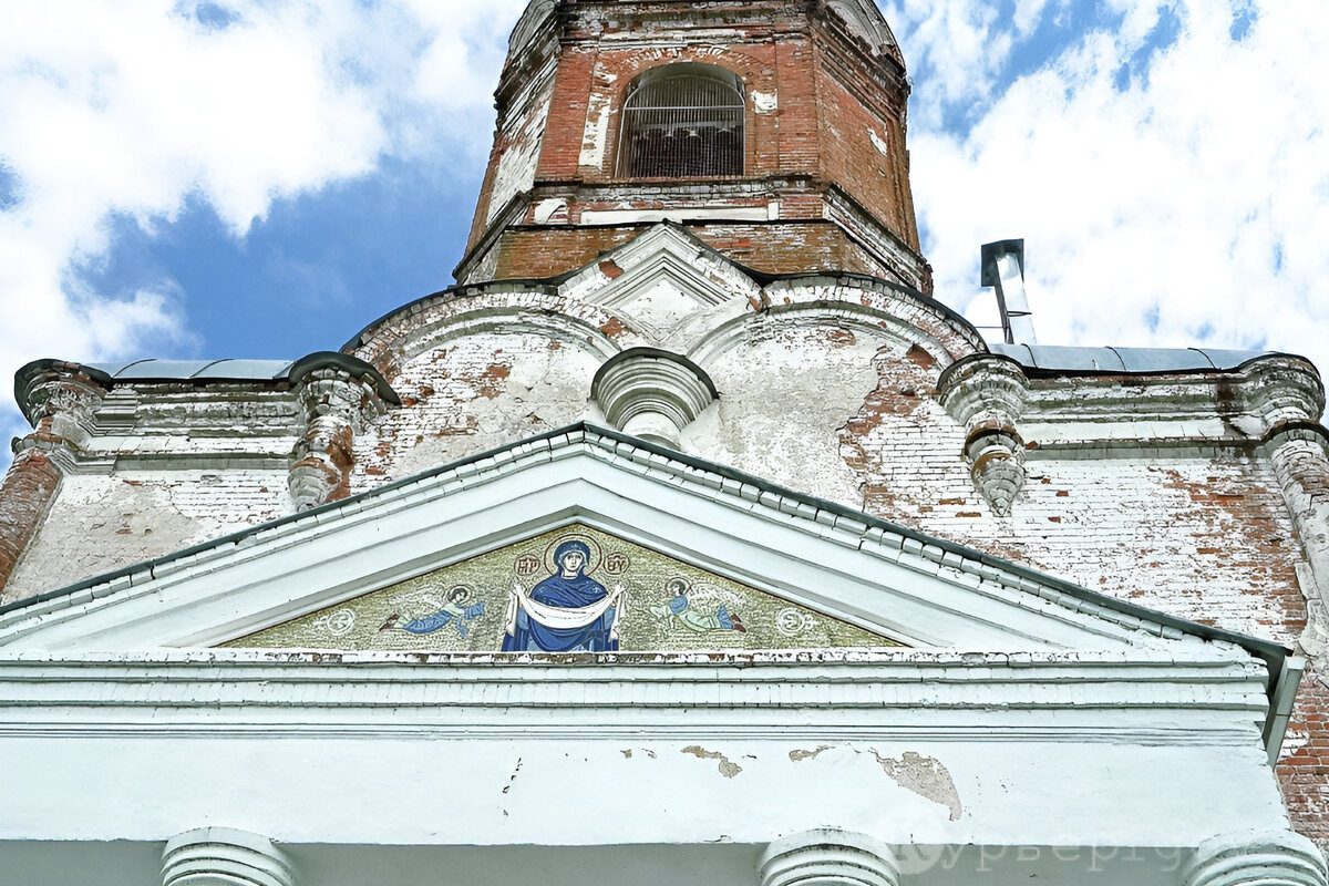 Фреска из смальты над входом в храм Покрова Богородицы в селе Банищи