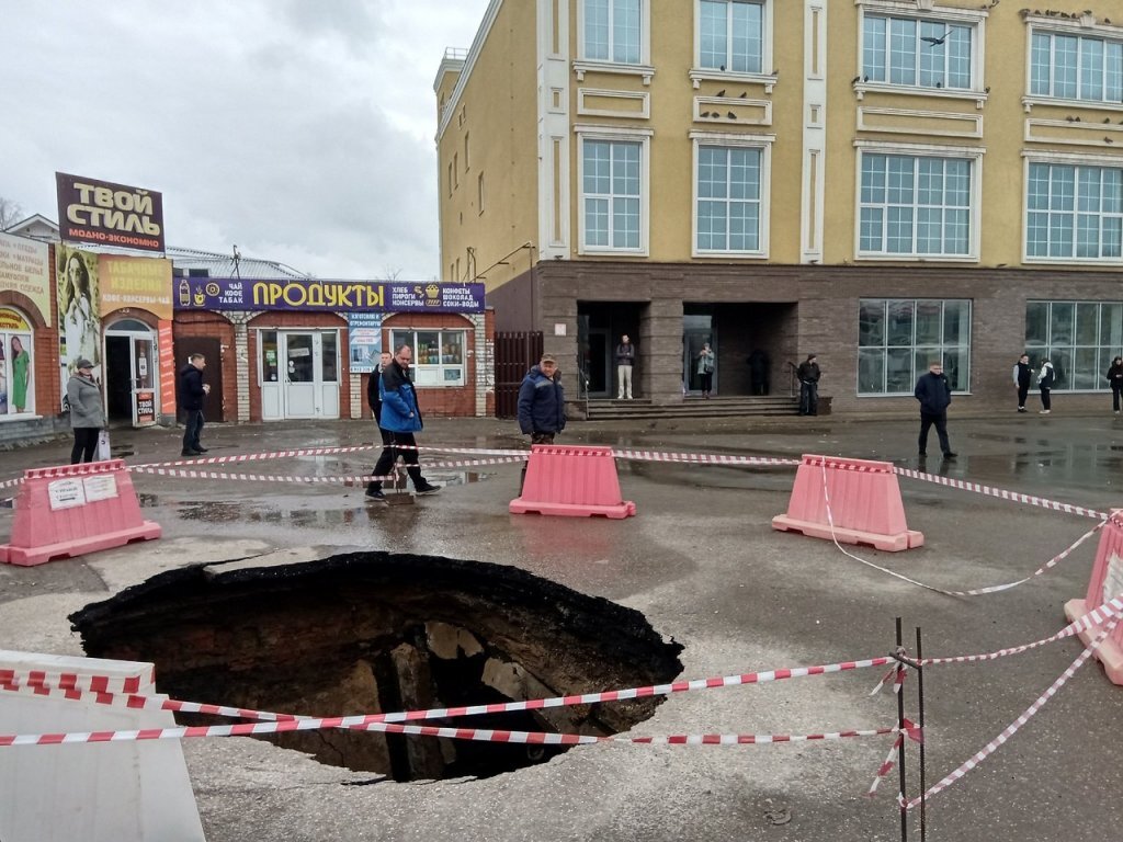 Подвал 200-летнего здания обнаружили под обвалившимся асфальтом в Городце |  Gipernn.ru | Гипермаркет недвижимости | Дзен