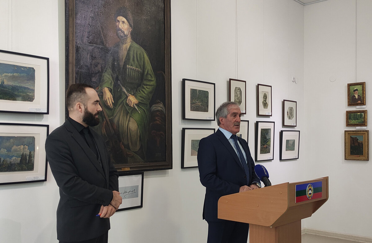 На открытии выставки выступает Хамзат Крымшамхалов