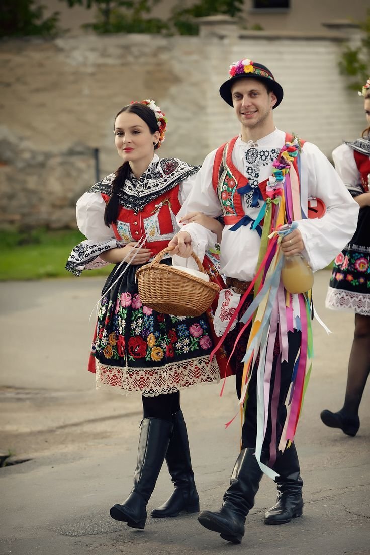 Словаки в национальных костюмах.