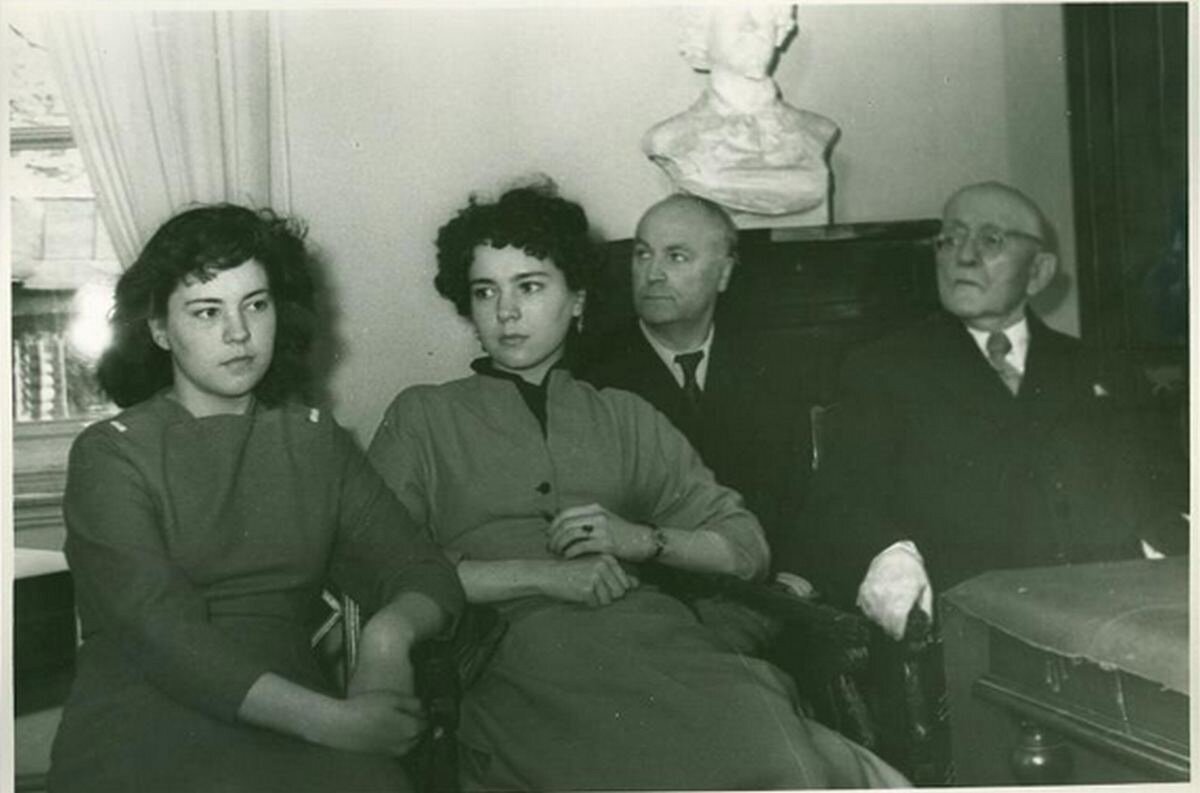 И.Э. Грабарь и правнучки С.Т. Аксакова. Фотография В.С. Молчанова. 1959. Из собрания Музея-заповедника «Абрамцево»