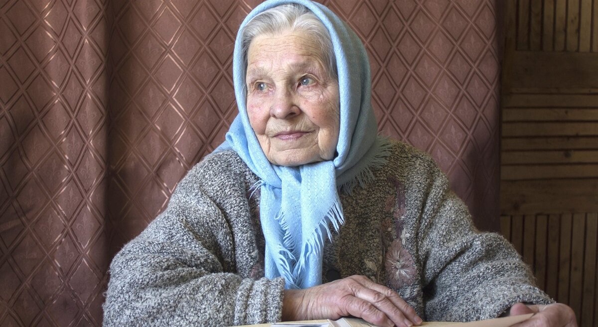Бабушка ругается матом. Бабка жжёт фото. Мате бабушки. Хот бабушки видео. Мемы с матами.
