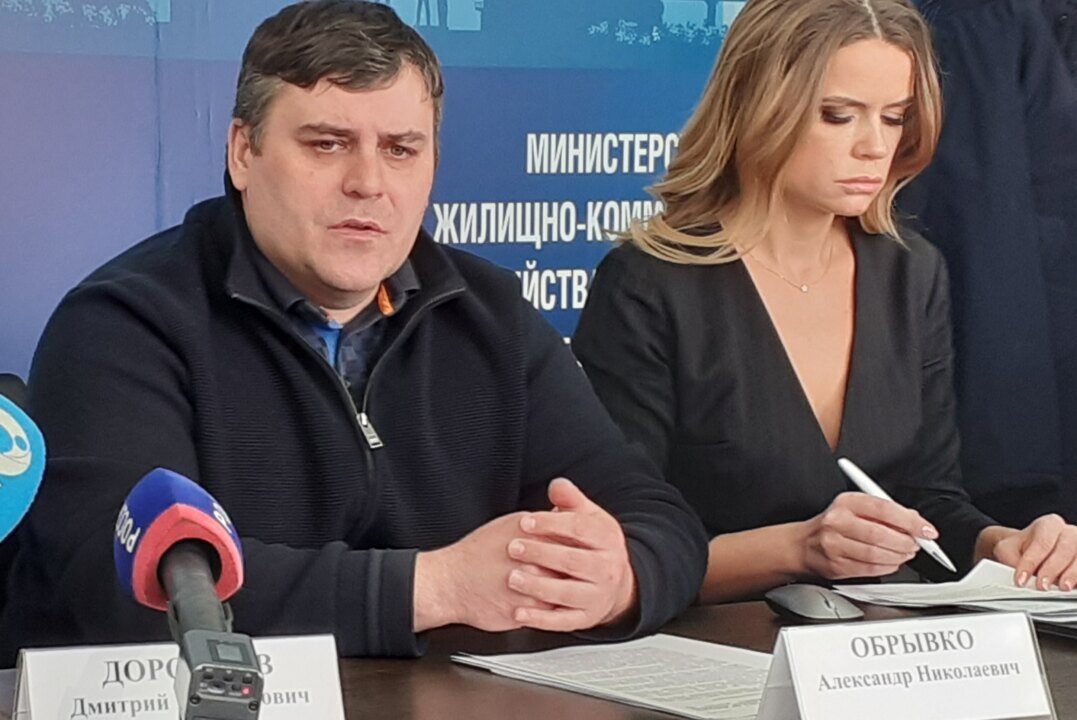 Председатель общественного совета при минЖКХ Новосибирской области Александр Обрывко и представитель совета Наталья Дрыгант. Фото Марины Цурмаст