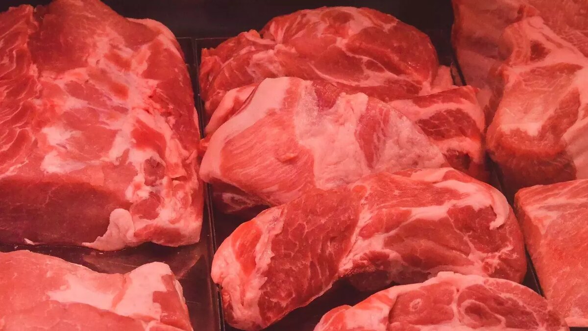     После публикации «Нашего города» о загадочных кусках мяса, которые неизвестный еженедельно в течение года подкладывает во двор на пересечении улиц Малыгина и Салтыкова-Щедрина, полицейские организовали проверку. На местро прибыл уполномоченный сотрудник.