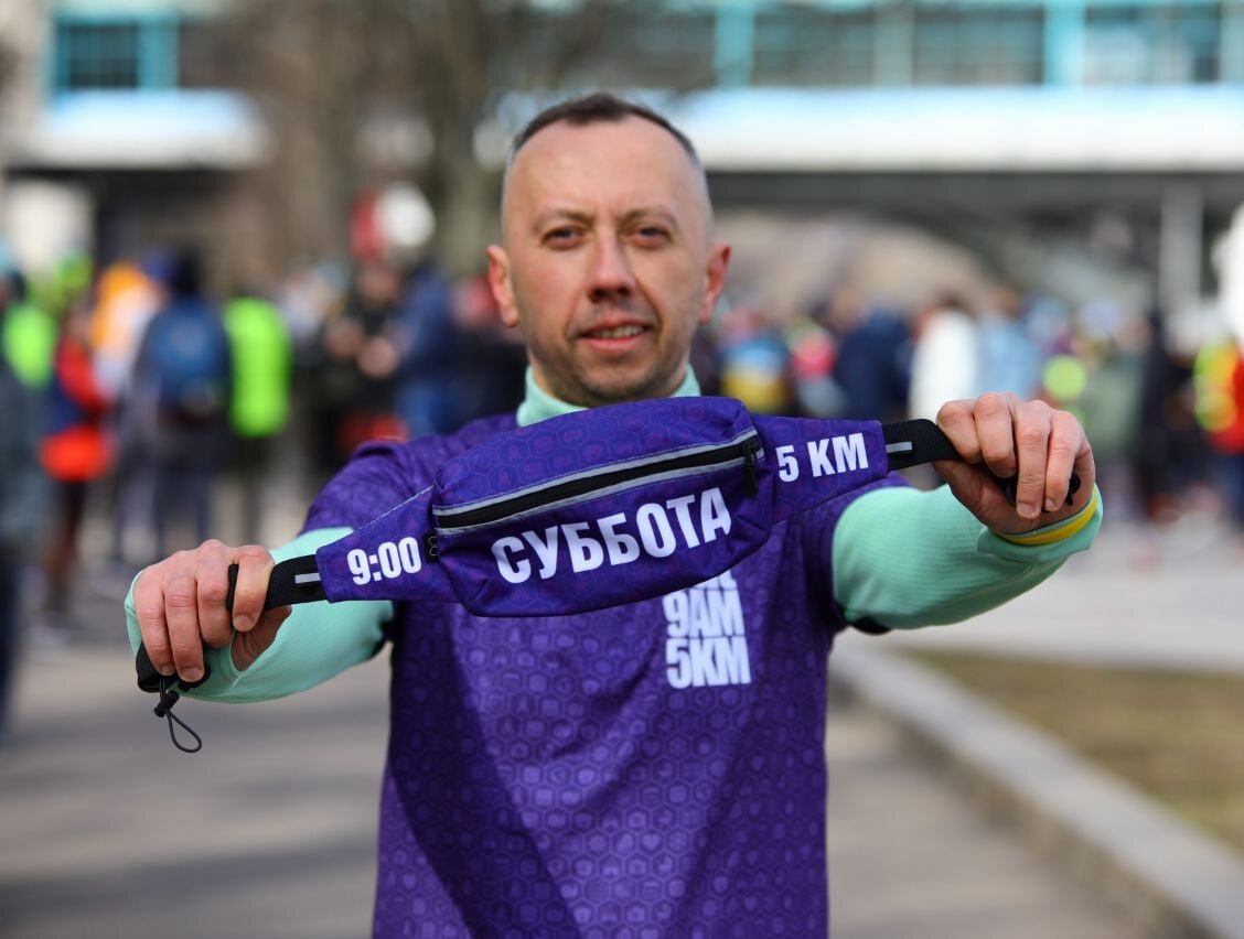 Соавтор канала PRO parkun Андрей Летуновский с сумкой Суббота на 10-летии парковых забегов