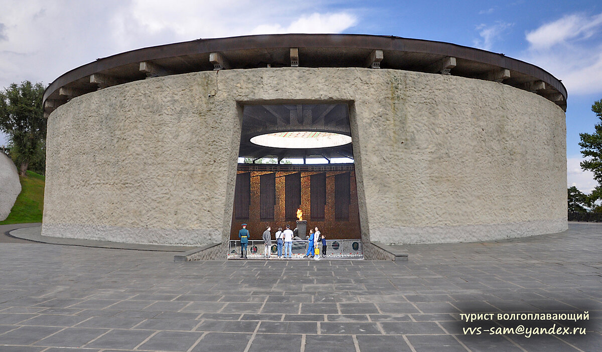 Вид на Зал Воинской Славы с площади Скорби. Фото 14.09.2023. 