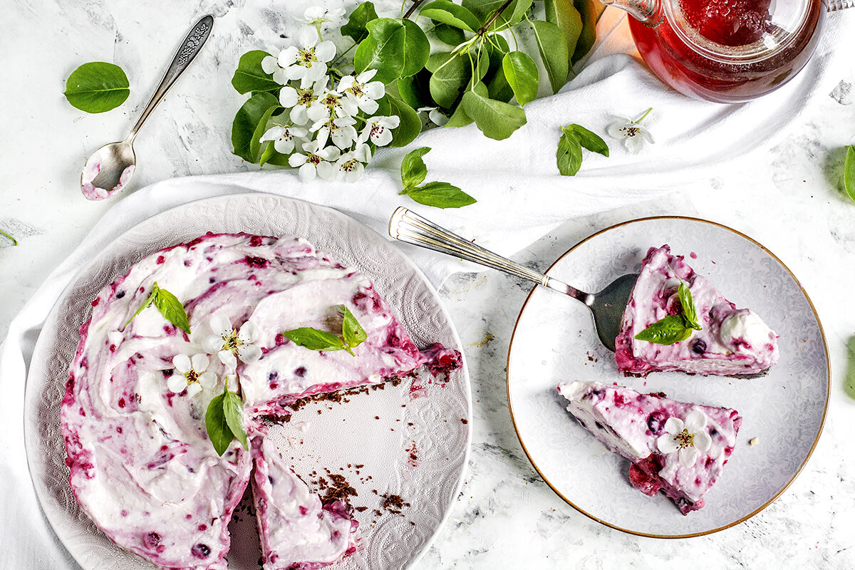 Воздушный муссовый торт с лесными ягодами и базиликом