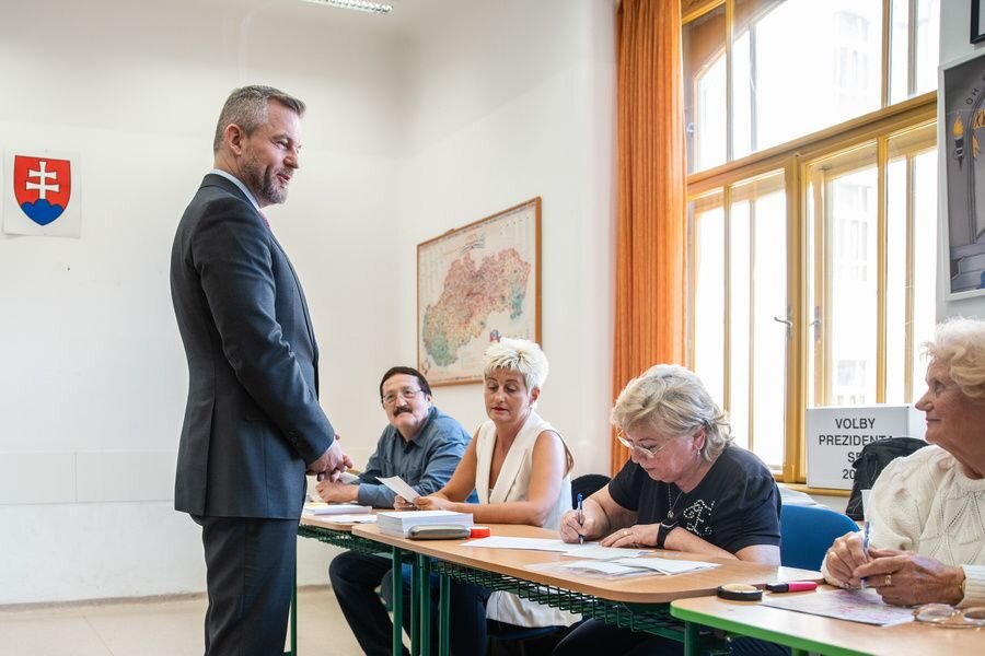    Кандидат в президенты Словакии Петер Пеллегрини принимает участие в голосовании на выборах президента © JAKUB GAVLAK/EPA/ТАСС