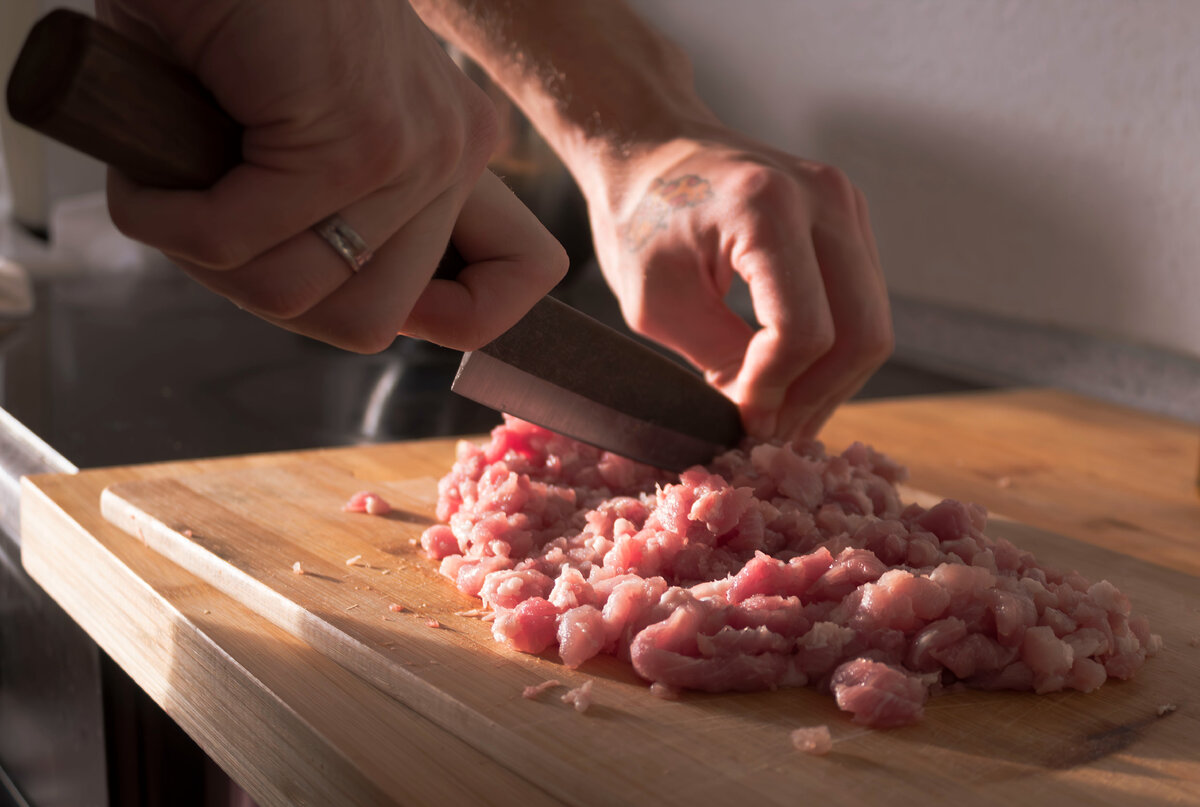 Покушать я, конечно, люблю, но ни разу сама не заморачивалась с рубленным фаршем. Конкретно тут не повезло хрюшке. 