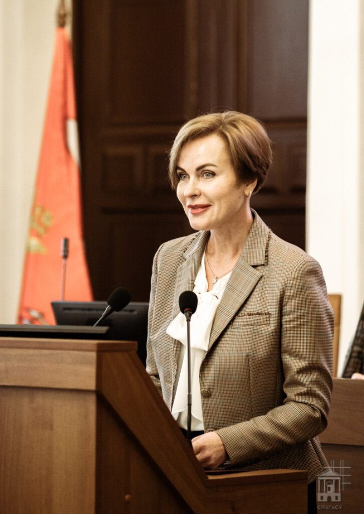 Собравшихся приветствует Светлана Головина