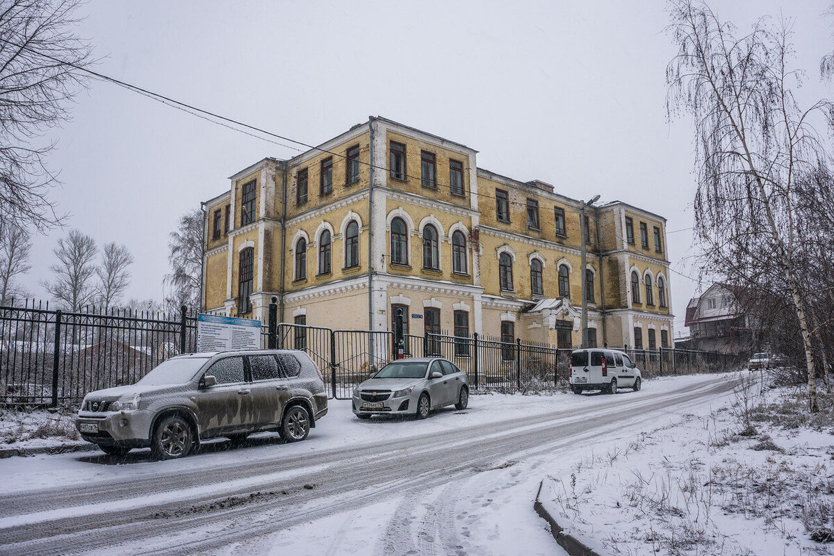 Во время первой вылазки удалось подобраться к зданию на улице Музыкальная, которое называли все казанелюбивые комрады названием "Школа Кантонистов" (кантонисты - дети, отданные в военные училища, в Российской империи была система таких школ). 