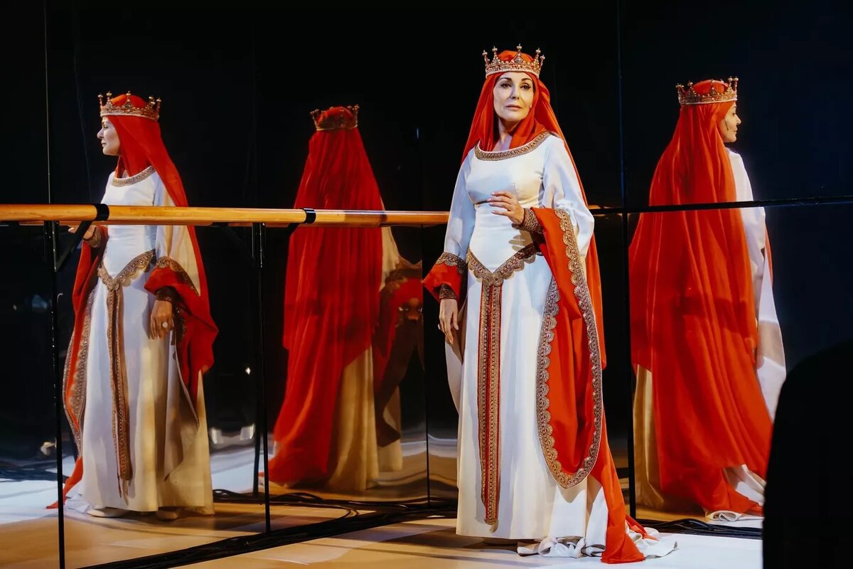 Сати Спивакова на сцене Театра наций © Photo : provided by Irina Polyarnaya