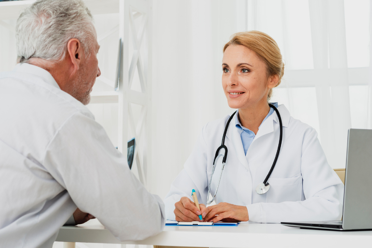 Изображение с сайта: https://ru.freepik.com/free-photo/doctor-discussing-with-patient_5480876.htm#query=врач%20пациентом&position=11&from_view=keyword&track=ais_hybrid&uuid=31d9ec79-39da-41bc-9634-b16c14fd75a8