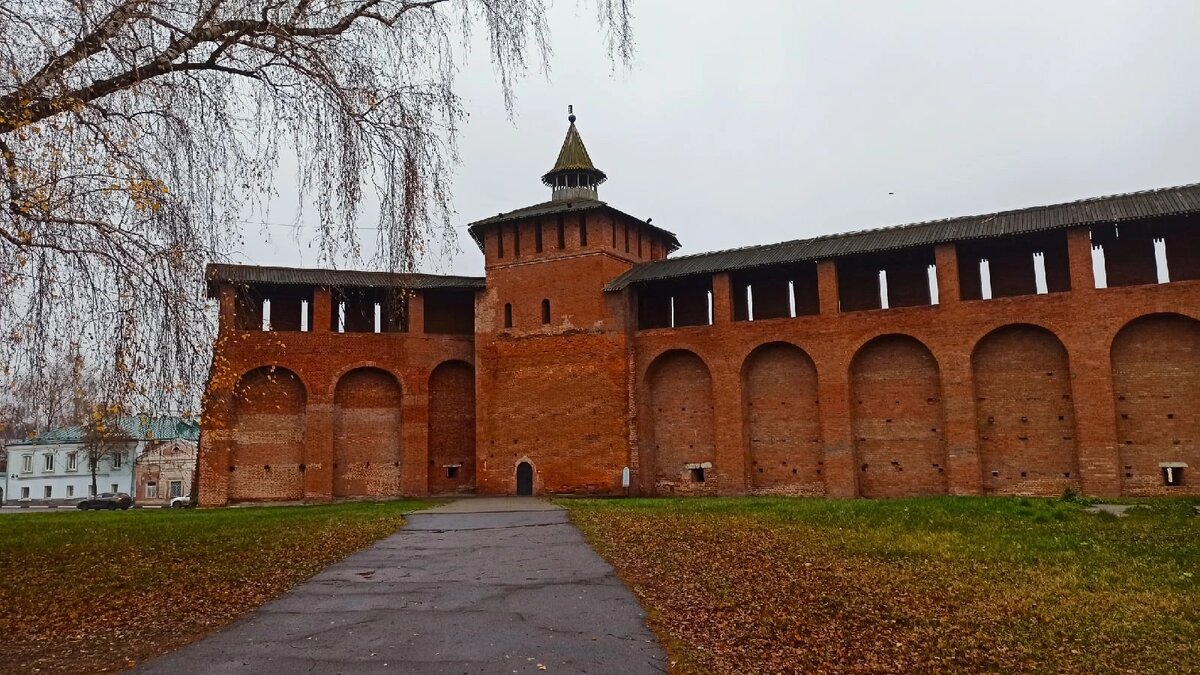 Грановитая башня Коломенского кремля, через которую осуществляется подъём на стену.